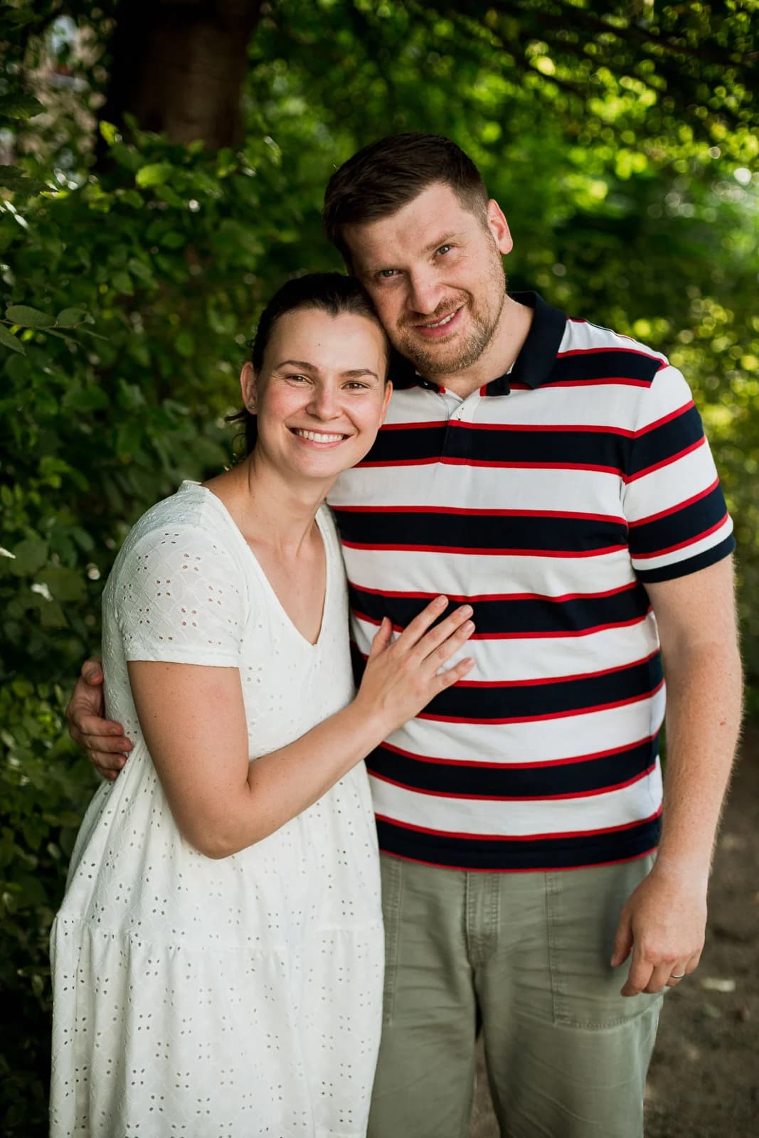 Iveta a Marek, zakladatelé Madpuccina, společně venku pod stromy